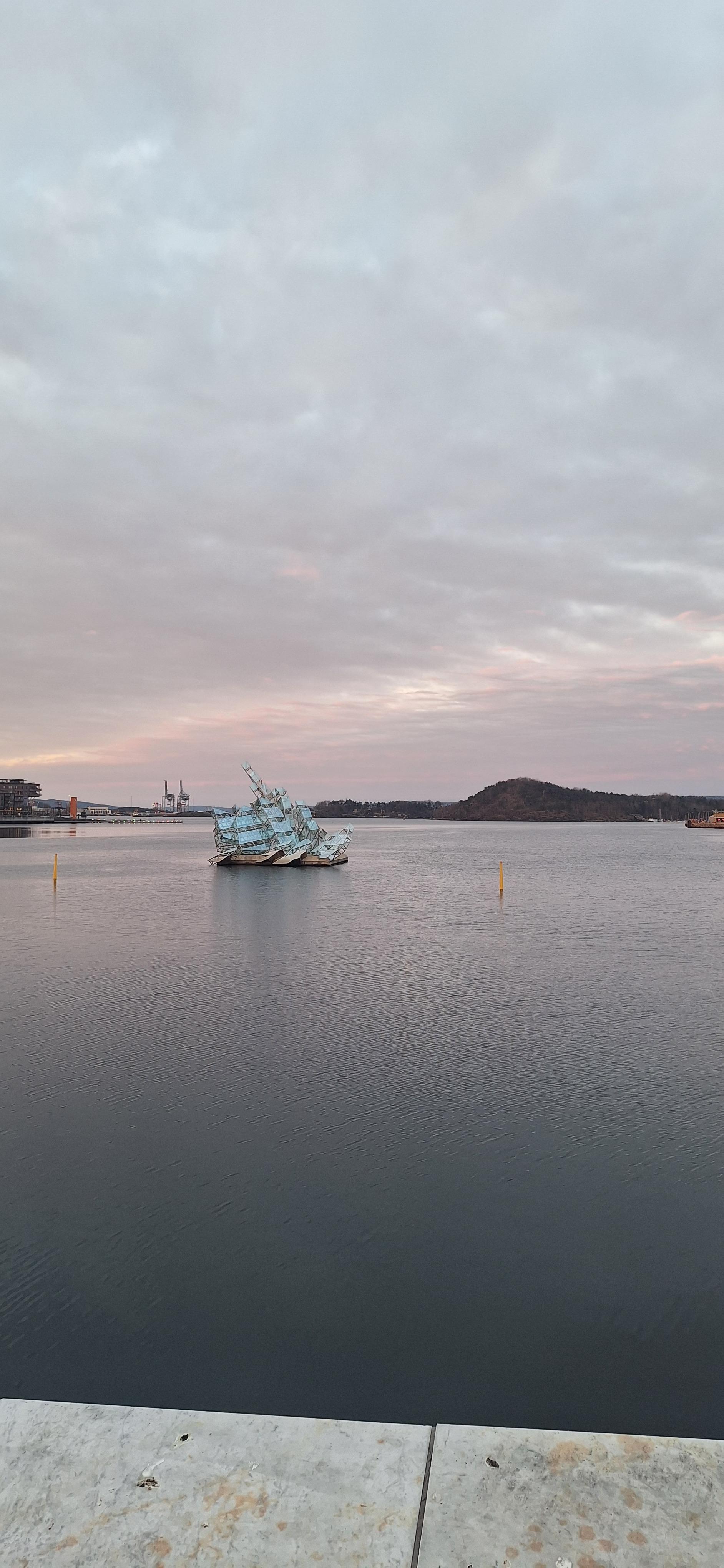 Crucero navegando por los fiordos noruegos